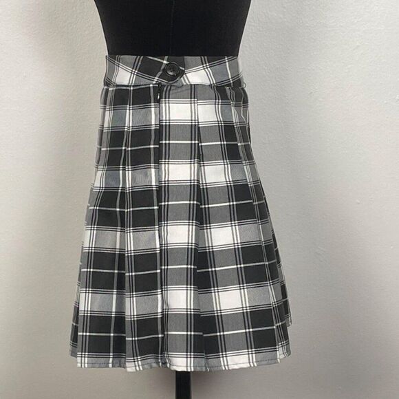 Classic Black & White Pleated Plaid Mini Skirt - Picture 3 of 4